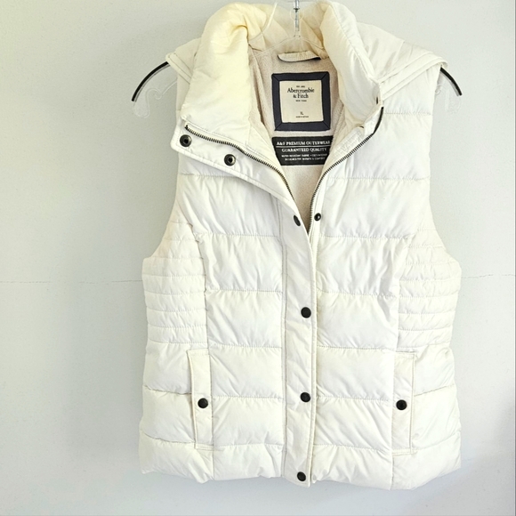 Abercrombie & Fitch Jackets & Blazers - Abercrombie & Fitch white hooded puffer vest